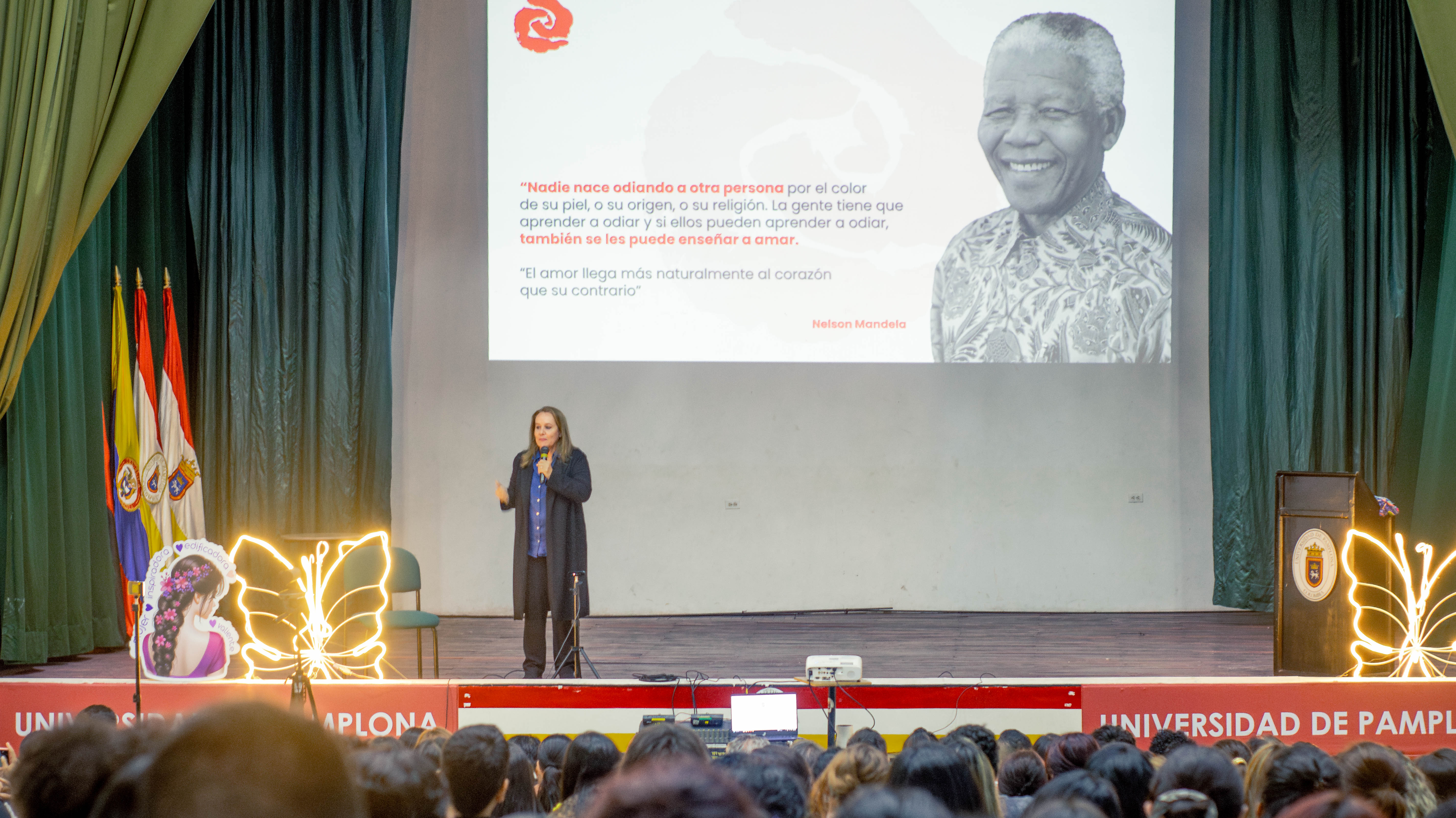 Alejandra Borrero frente al p&uacute;blico en el Teatro J&aacute;uregui