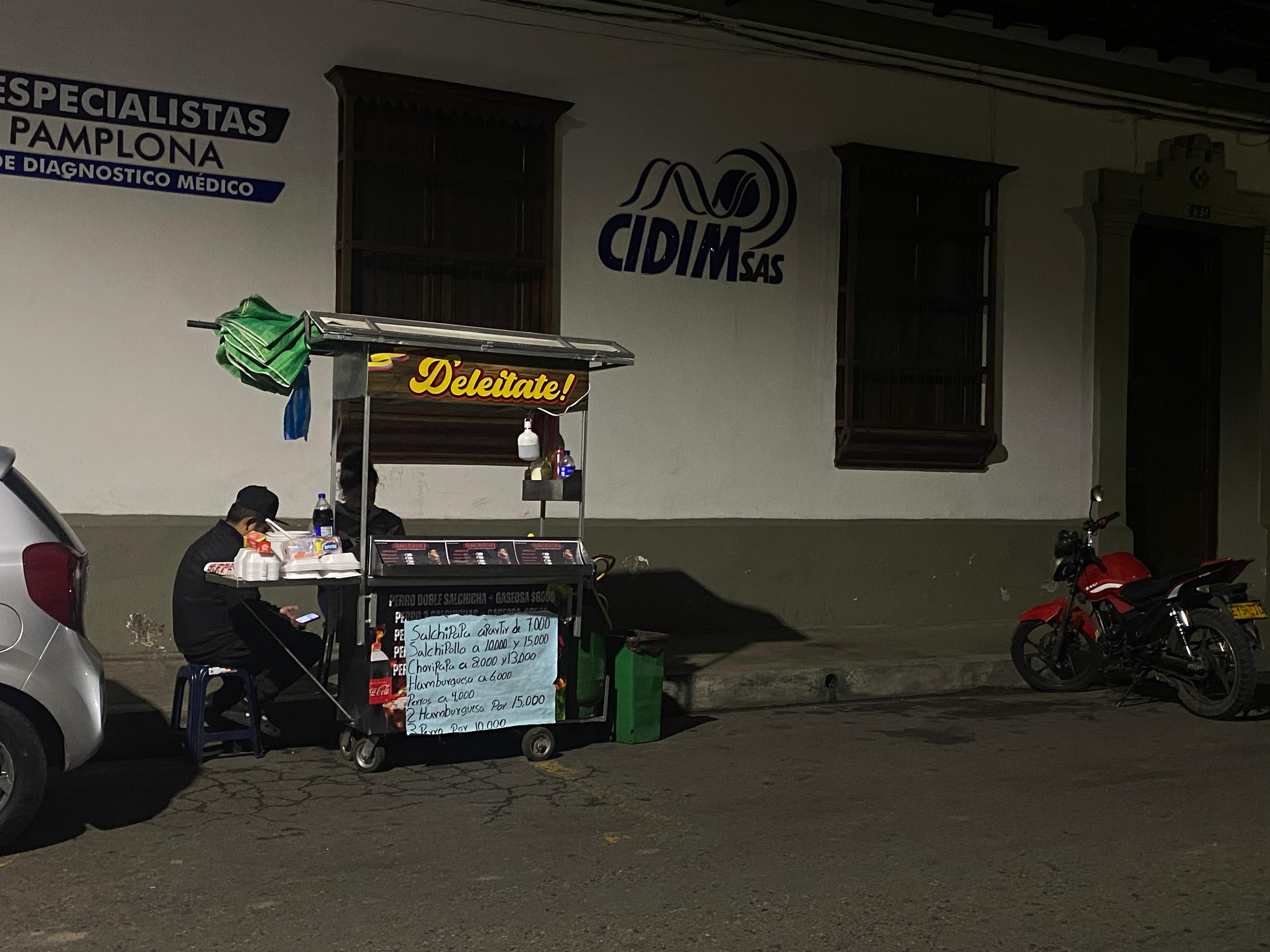 Puesto de comidas r&aacute;pidas en el espacio p&uacute;blico