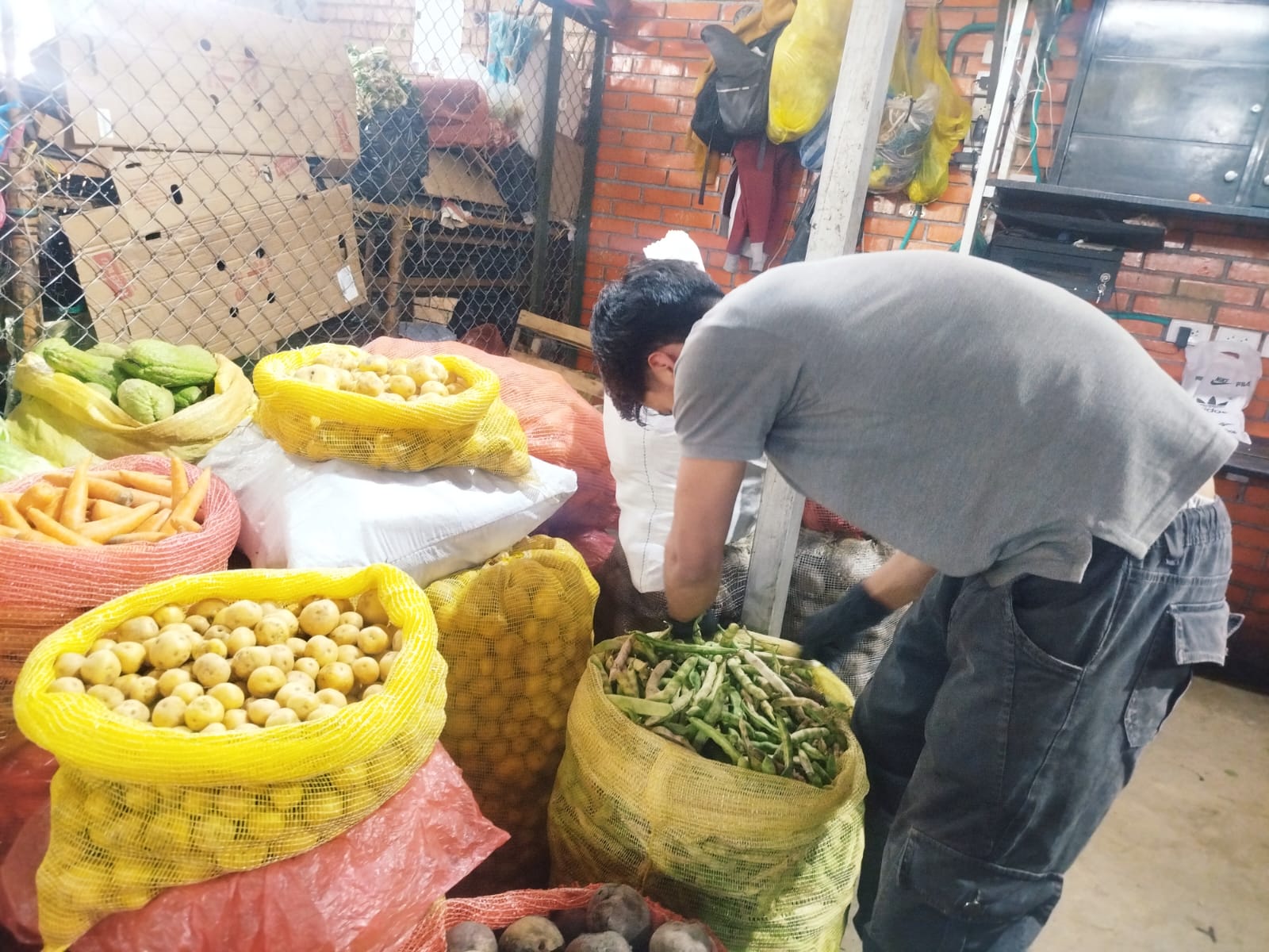 Organizando los productos desde la madrugada