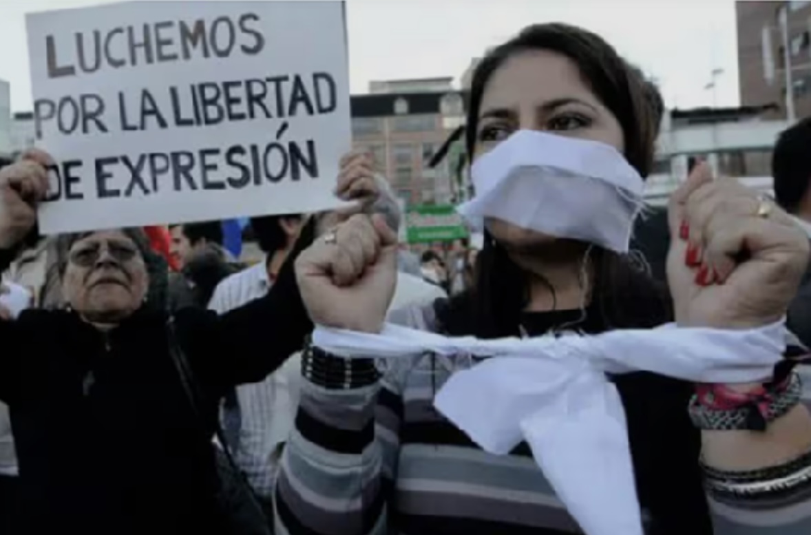 Grupo de mujeres marchando con carteles