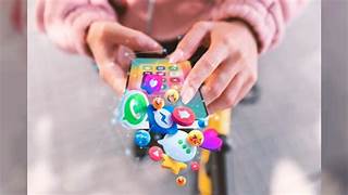 Persona usando un tel&eacute;fono m&oacute;vil con &iacute;conos de redes sociales