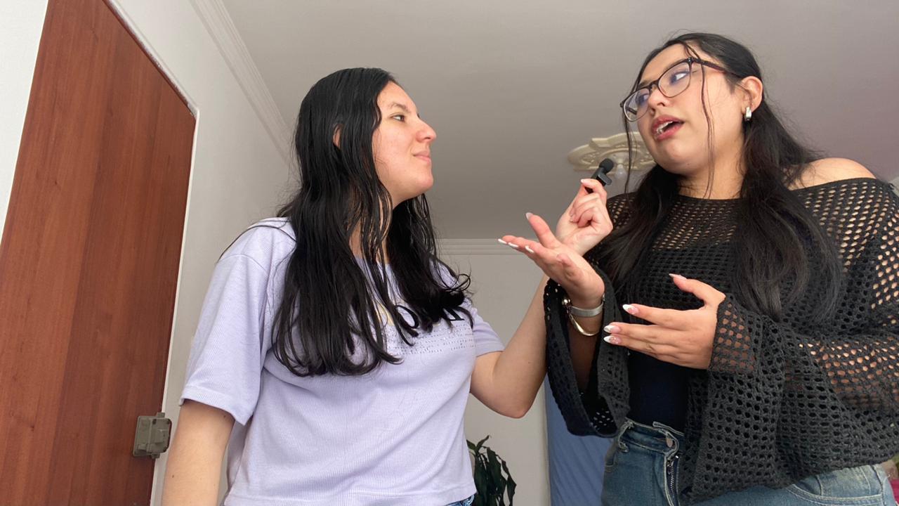 Liz Fonseca con auriculares y micr&oacute;fono