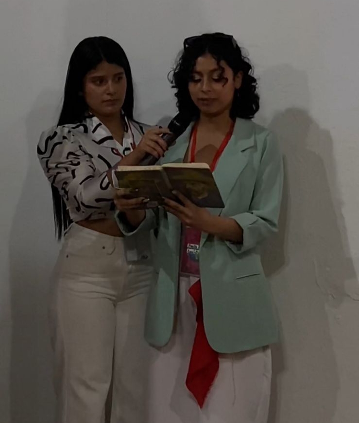 Paola Gamboa leyendo poes&iacute;a